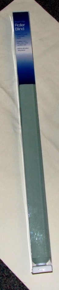 A ROLLER BLIND OF WOVEN POLYESTER. WITH STEEL ROLLER TUBE FITTINGS, PLASTIC BOTTOM BAR AND FITTING INSTRUCTIONS. MEASURES WIDTH 60CM X DROP 160CM. PRESENTED IN A TRANSPARENT BOX WITH PRINTED CARDBOARD PACKAGING. GREEN IN COLOUR.