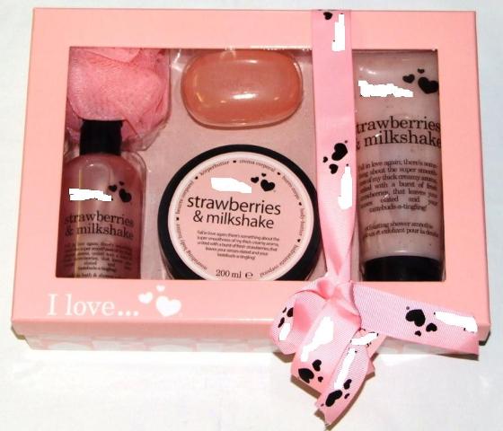STRAWBERRY MILK SHAKE BATHROOM SET. COMPRISES 200ML SHOWER CREAM, 250 ML BUBBLE BATH,  200ML BODY BUTTER, SOAP AND A TEXTILE SPONGE PACKAGED IN A CARDBOARD GIFT BOX. SET HAS A COMMON FRAGRANCE.
