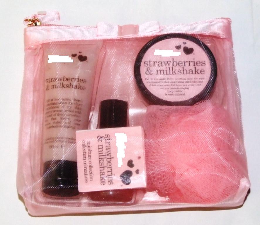 STRAWBERRY MILK SHAKE BATHROOM SET. COMPRISES 100ML SHOWER CREAM, 60 ML BUBBLE BATH,  SMALL BODY BUTTER AND A TEXTILE SPONGE. PACKAGED IN A  GIFT BAG, WHICH HAS BEEN CLASSIFIED SEPERATELY. SET HAS A COMMON FRAGRANCE.