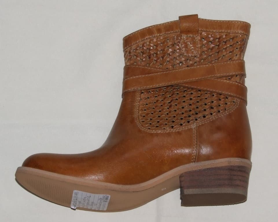 WOMENS BOOT. COVERING THE ANKLE AND PART OF THE CALF. UPPERS OF LEATHER.  OUTER SOLE OF RUBBER. TRIMMED AROUND THE ANKLE WITH A CROSS OVER LEATHER STRAP THAT FASTENS ON THE OUTER SIDE OF THE BOOT WITH AN ANTIQUE BRASS COLOURED METAL BUCKLE. WITH A LEATHER INTERLACED OPEN WEAVE PANEL AND A TAN LEATHER PULL LOOP ON BOTH SIDES OF THE BOOT. WITH AN INSOLE LENGTH OF 24CM. TAN IN COLOUR. CONSIGNED FROM INDIA.