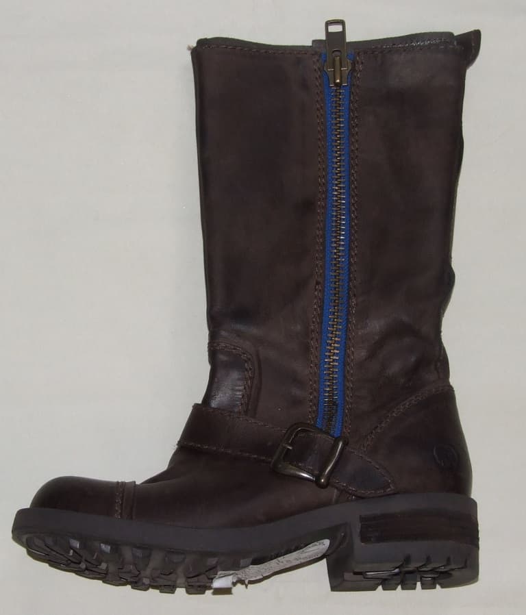 WOMENS MID CALF LENGTH BOOT. COVERING THE ANKLE AND PART OF THE CALF. UPPERS OF LEATHER. OUTER SOLE OF RUBBER. TRIMMED ON THE OUTER SIDE OF THE BOOT WITH AN ANTIQUE BRASS COLOURED METAL BUCKLE AND A FULL LENGTH ZIP. WITH LOGO ON THE SIDE OF THE HEEL. WITH AN INSOLE LENGTH OF MORE THAN 24CM. WITH A BROWN LEATHER PULL LOOP AT THE BACK OF THE ANKLE. BROWN IN COLOUR. CONSIGNED FROM INDIA.