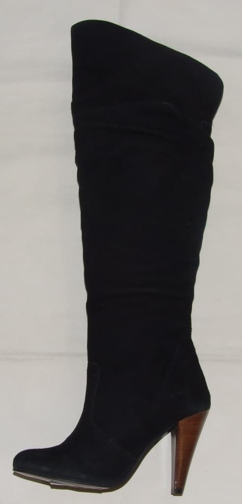 WOMENS OVER THE KNEE HIGH BOOT. UPPERS OF SUEDE LEATHER.  OUTER SOLE OF RUBBER. WITH A 8.5CM HEEL. PULL ON DESIGN WITH NO ZIP OR FASTENING. WITH AN INSOLE LENGTH OF 24CM. BLACK IN COLOUR. CONSIGNED FROM INDIA.