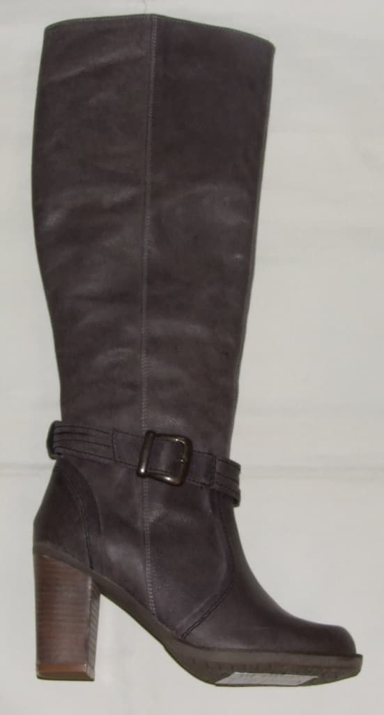 WOMENS KNEE HIGH BOOT. UPPERS OF LEATHER.  OUTER SOLE OF RUBBER. WITH A 8CM HEEL. TRIMMED WITH CROSS OVER NARROW STRAPS FASTENED WITH A METAL BUCKLE ON THE OUTER SIDE OF THE BOOT. WITH AN INSOLE LENGTH OF 24CM. GREY IN COLOUR. CONSIGNED FROM INDIA.