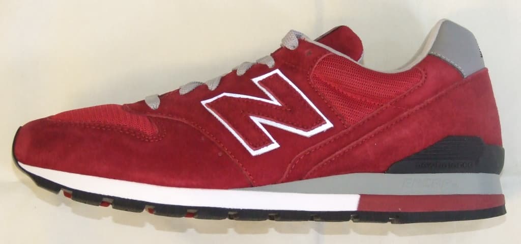 MEN TRAINING SHOE WITH AN UPPER OF LEATHER ( SUEDE) AND TEXTILE WHERE THE LEATHER PREDOMINATES. SPECIAL TECHNOLOGY FEATURE IN THE FORM OF AN EVA MIDSOLE. WITH HEEL COUNTER. OUTER SOLE OF SYNTHETIC MATERIAL. LOGO ON THE TONGUE AND SIDE OF THE SHOE. DARK RED IN COLOUR. REMOVABLE IN-SOLE. IN-SOLE LENGTH EXCEEDS 24 CMS. CIF PRICE EXCEEDS 7.5 EUROS. NOT COVERING THE ANKLE.