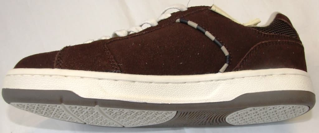 UNISEX SKATEBOARDING SHOE. NOT COVERING THE ANKLE, WITH UPPERS OF LEATHER(SUEDE), WITH OUTER SOLES OF RUBBER/PLASTICS WITH LACE FASTENINGS. THE SHOE HAS A SPECIAL TECHNOLOGY EVA OUTER SOLE WHICH ABSORBS SHOCKS. THE INNER SOLE MEASURES MORE THAN 24CM AND THE CIF PRICE EXCEEDS 7.5 EUROS. THE SHOE IS DARK BROWN WITH A WHITE LACE.