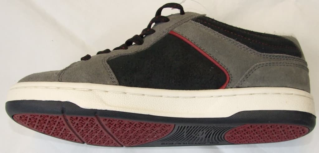 UNISEX SKATEBOARDING SHOE.NOT COVERING THE ANKLE, WITH UPPERS OF LEATHER(SUEDE), WITH OUTER SOLES OF RUBBER/PLASTIC AND WITH LACE FASTENINGS. THE SPECIAL TECHNOLOGY EVA OUTER SOLE ABSORBS SHOCKS. THE INSOLE IS MORE THAN 24CM AND THE PRICE IS MORE THAN 7.5 EUROS. THE SHOE IS GREY AND BLACK WITH FINE RED TRIM.