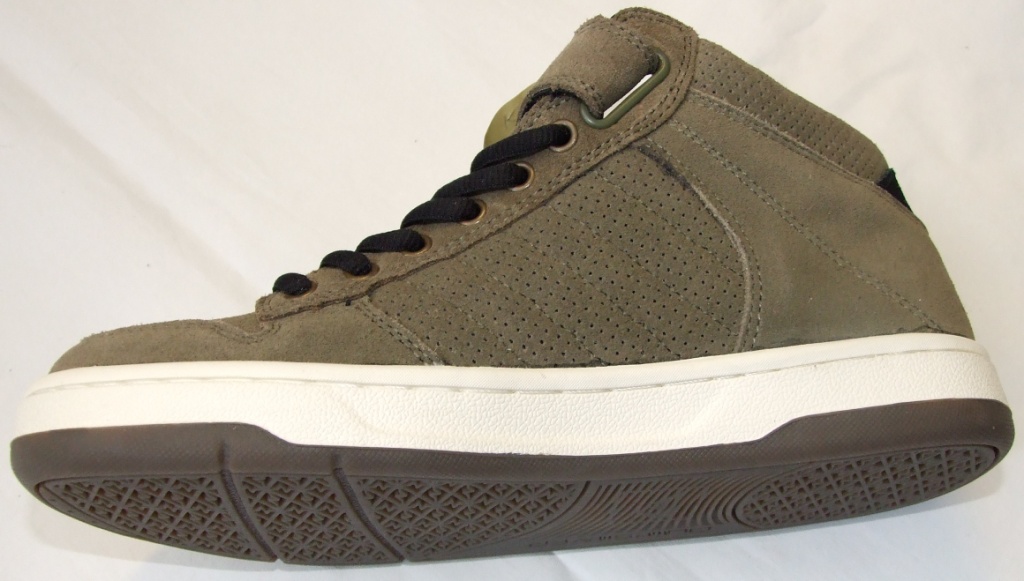 UNISEX SKATEBOARDING SHOE. COVERING THE ANKLE , WITH UPPERS OF LEATHER(SUEDE), WITH OUTER SOLES OF RUBBER/PLASTIC,WITH LACE FASTENINGS AND SPECIAL TECHNOLOGY EVA SOLE THAT ABSORBS SHOCK.WITH AN INSOLE OF MORE THAN 24CM AND A PRICE MORE THAN 7.5 EUROS.THE SHOE IS MOSS GREEN IN COLOUR WITH A BLACK LACE
