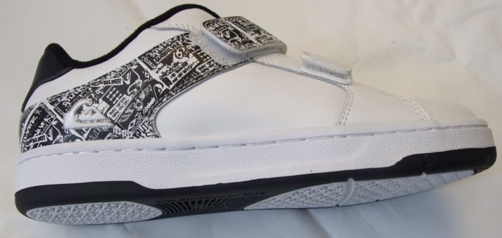 UNISEX SKATEBOARDING SHOE. NOT COVERING THE ANkLE WITH UPPERS OF LEATHER , WITH OUTER SOLE OF RUBBER/PLASTIC , WITH VELCRO FASTENINGS. WITH SPECIAL TECHNOLOGY EVA OUTER SOLE.THE INSOLE IS MORE THAN 24CM. THE SHOE IS WHITE IN COLOUR AND THE CIF PRICE EXCEEDS 7.5 EUROS.