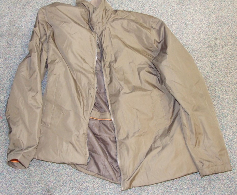 WOVEN JACKET FOR UNISEX REACHING DOWN TO BELOW THE WAIST. ROUND NECK WITH COLLAR. COMPLETE FRONT OPENING FASTENED BY ZIP. WITH LIGHTLY PADDED LINING. LONG SLEEVES. HEMMED AT BASE AND AT SLEEVE ENDS. OF POLYESTER.  WITH POCKETS ON LOWER FRONT. OF POLYESTER.  PACKED WITH AN OUTER ANORAK WHICH CAN BE DETACHED AND WORN INDEPENDENTLY AND THEREFORE CLASSIFIED SEPARATELY.