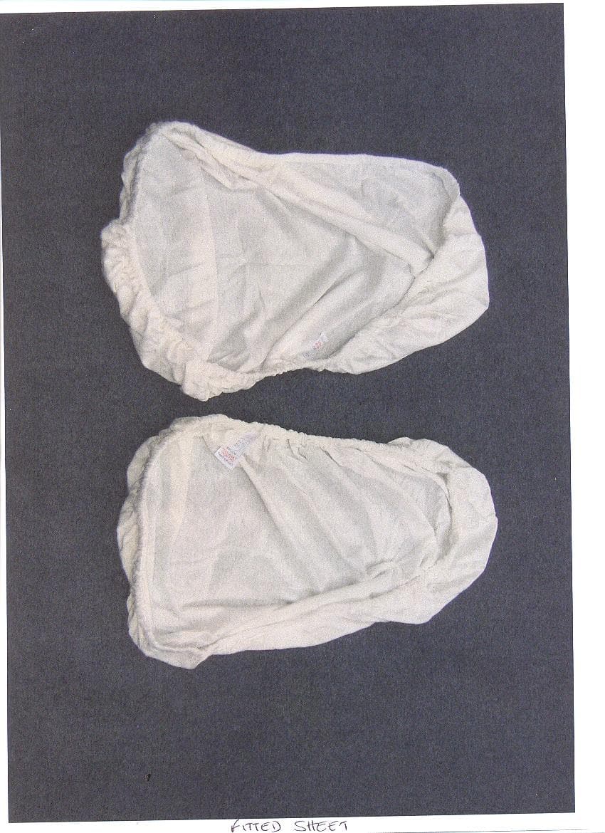 A KNITTED SHEET FOR  A MATTRESS FOR A MOSES BASKET. MOSES BASKET CLASSIFIED SEPARATELY UNDER 121071430. MATTRESS 121069900, COVERLET 121069704, LINER 121071136, HOOD 121071528 AND DETACHABLE TOYS 12107124, 121164714
