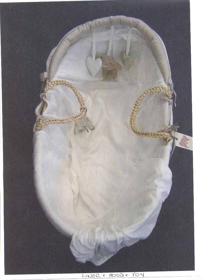 KNITTED LINER FOR MOSES BASKET OF POLYESTER.WITH ATTACHED WOVEN CONTRASTING TIES FOR FIXING TO THE BASKET CLASSIFIED UNDER 121071430, AND HOOD WHICH HAS BEEN CLASSIFIED UNDER 121071528. CONTRAST BINDING TO  ELASTICATED TOP OF LINER.  COMPLETE WITH FITTED SHEET 121070825, COVERLET 121069704, MATTRESS 121069900 AND DETACHABLE TOYS 12107124, 121164714