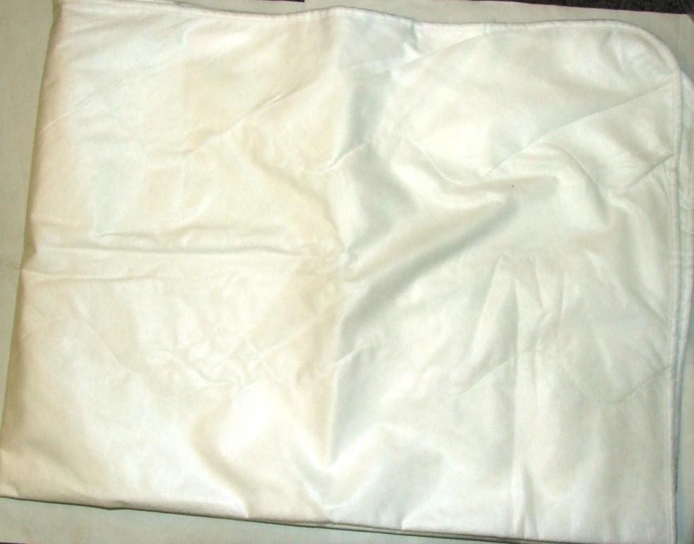 DISPOSABLE SINGLE USE BLANKET. OF 60% NON WOVEN PET (NEEDLE PUNCHED POLYESTER FABRIC) AND 40% NON WOVEN POLYPROPYLENE FABRIC. IN THREE LAYERS, TOP AND BOTTOM LAYER OF NON WOVEN POLYPROPYLENE FABRIC, THE MIDDLE LAYER OF NON WOVEN PET (NEEDLE PUNCHED POLYESTER FABRIC). USED AS A SINGLE USE DISPOSABLE PRODUCT TO REFLECT AND RETAIN PATIENTS BODY HEAT BEFORE, DURING AND AFTER SURGERY.