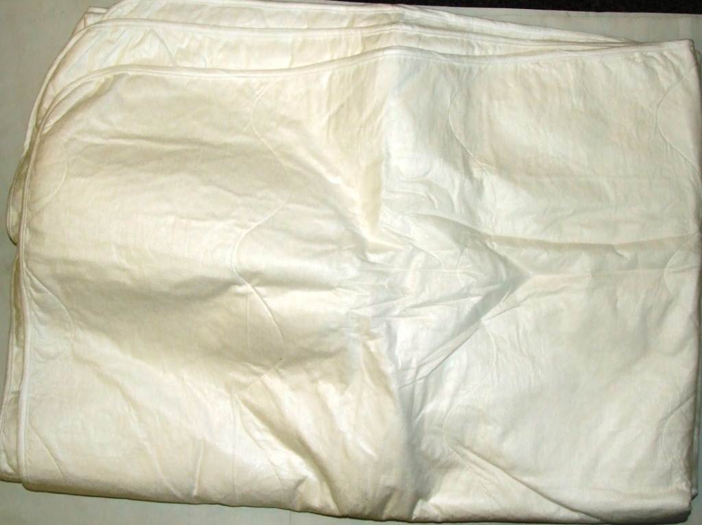 DISPOSABLE SINGLE USE BLANKET.OF 60% NON WOVEN POLYVINYL ALCOHOL FABRIC AND 40% NON WOVEN CELLULOSE FABRIC. IN THREE LAYERS, TOP AND BOTTOM LAYER OF  NON WOVEN POLYVINYL ALCOHOL FABRIC, THE MIDDLE LAYER OF NON WOVEN CELLULOSE FABRIC . USED AS A SINGLE USE DISPOSABLE PRODUCT TO REFLECT AND RETAIN PATIENTS BODY HEAT BEFORE, DURING AND AFTER SURGERY.