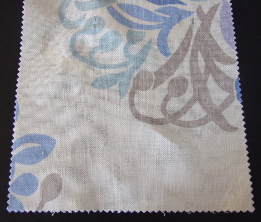 A WOVEN FABRIC MADE FROM 51% COTTON AND 49% LINEN.  HORIZONTAL DESIGN REPEAT = 44.66 CM, VERTICAL DESIGN REPEAT = 50.85 CM.  THE FABRIC HAS A WIDTH OF 142 CM AND A WEIGHT OF 262 G/M2.  THE FABRIC IS A PLAIN WEAVE, NOT NAPPED AND MADE ON A POWERLOOM.