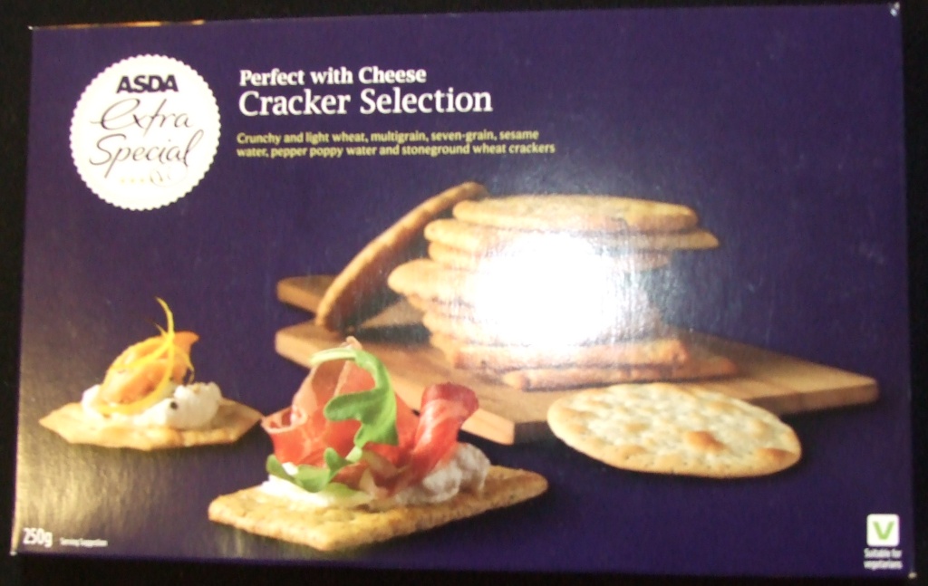 A SELECTION BOX OF BAKED CRACKER BISCUITS. CONTAINING WHEAT, MULTIGRAIN, SEVEN-GRAIN, SESAME WATER, PEPPER POPPY WATER AND STONEGROUND WHEAT CRACKERS. INGREDIENTS: WHEAT FLOUR, SUNFLOWER OIL,  SUGAR,  CRACKED WHEAT, CRACKED RYE, CRACKED BROWN RICE, WHEAT BRAN,  SALT, RAISING AGENT, BARLEY MALT EXTRACT, WATER, RICE FLOUR, ONION POWDER AND CALCIUM PHOSPHATE.  PACKAGED IN A CARDBOARD BOX.