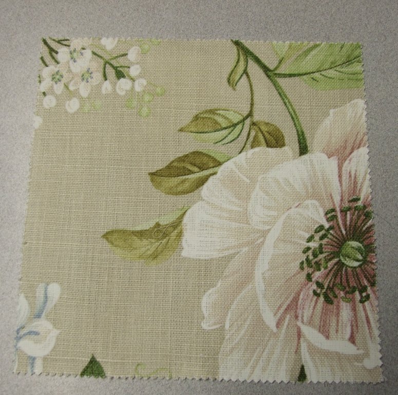 WOVEN FABRIC OF LINEN WITH PRINTED FLORAL DESIGN. WEIGHING 387 GRAMS PER METRE SQUARED. WIDTH 136 CM .