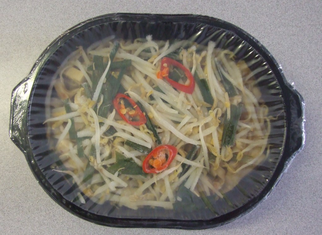 FROZEN NOODLE AND CHICKEN READY MEAL. INGREDIENTS: COOKED NOODLES, CHICKEN, PAD THAI SAUCE, TOFU, BEAN SPROUTS, CHIVES AND RED CHILLIS. PACKAGED IN A PLASTIC CONTAINER.