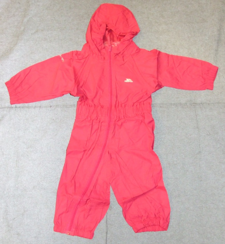 BABIES WOVEN WATERPROOF ALL IN ONE RAIN SUIT. OF POLYAMIDE WITH A NON VISIBLE PU COATING. WITH FULL LENGTH ZIP FASTENING THAT RUNS FROM NECK AND DOWN THE FULL LENGTH OF LEG. WITH HOOD. WITH LONG SLEEVES. WITH ELASTICATED CUFFS AND LEG ENDS. FOR AGES 12-18 MONTHS. GARMENT LENGTH 70CMS.