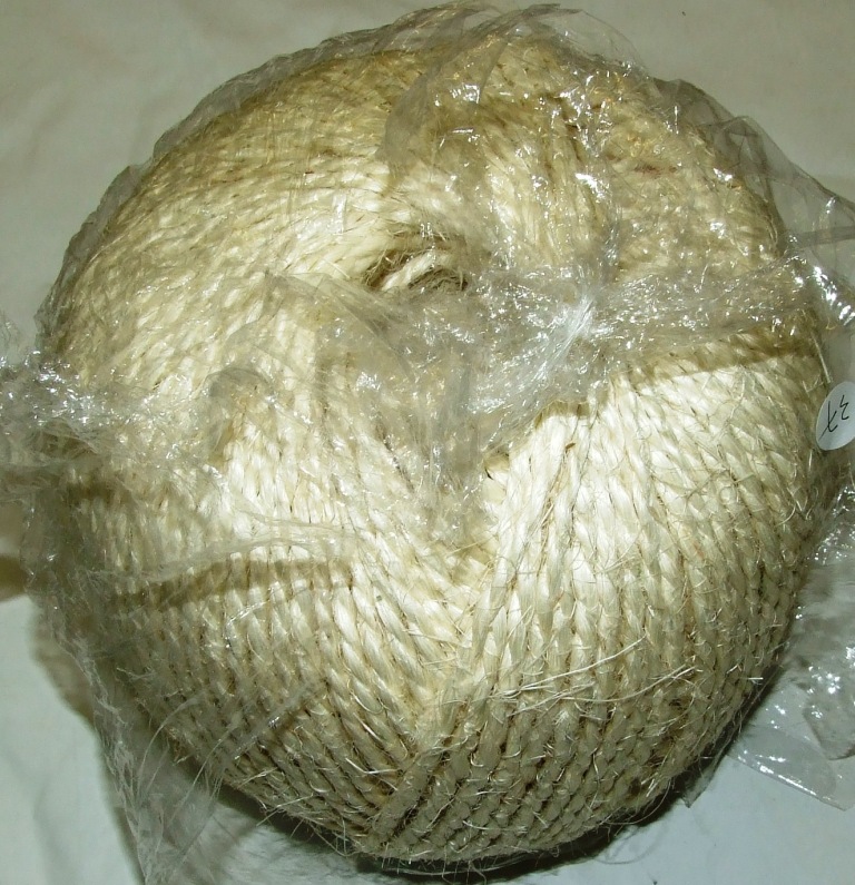 A BALL OF TWINE. MADE OF SISSAL (100%).