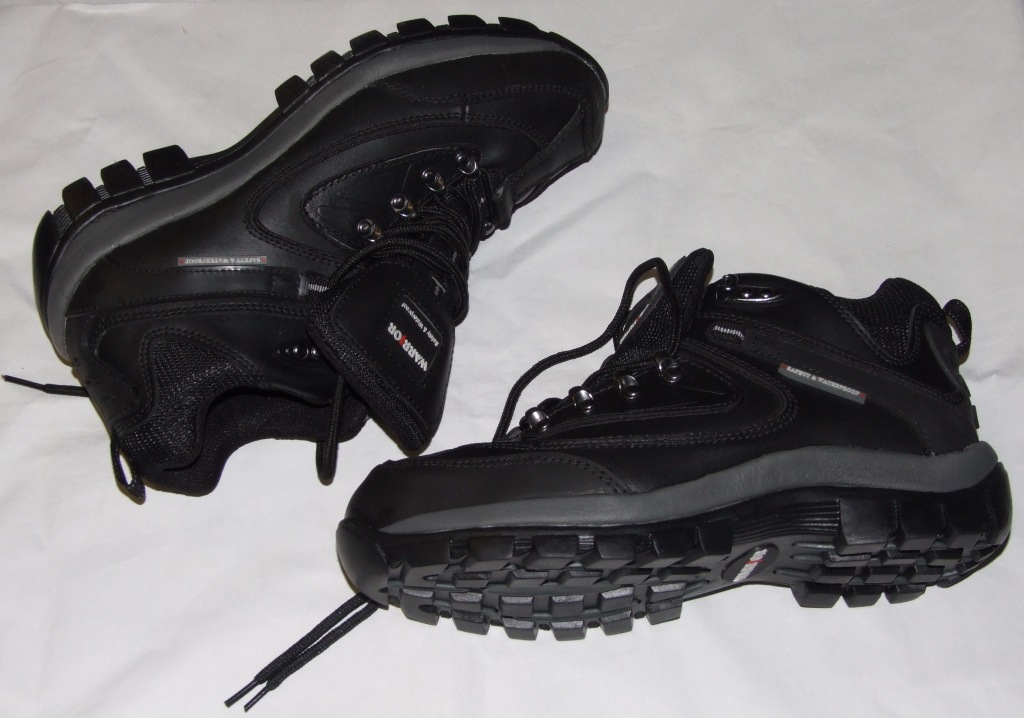 MENS LACE UP BOOT WITH UPPERS OF BLACK SMOOTH LEATHER WITH INTERNAL STEEL TOECAP, SYNTHETIC TOE GUARD, LEATHER AND FABRIC PADDED BELLOWS TOUNGE, WATERPROOF AND BREATHABLE MEMBRANE, STAINLESS STEEL MIDSOLE AND RUBBER OUTER SOLE.