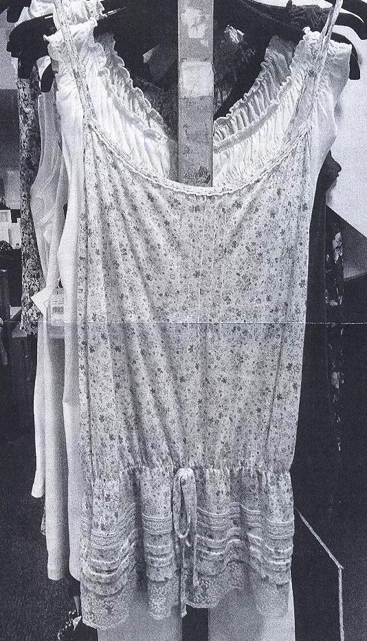 A LADIES THIN STRAPPED VISCOSE AND LINEN KNITTED CAMI PRINT TOP WITH DRAWSTRING WAIST.  NO OPENING OR BUTTONS.  THE MAIN BODY IS MADE FROM VISCOSE AND THE LACE AROUND THE NECK LINE AND THE BOTTOM IS MADE OF LINEN.