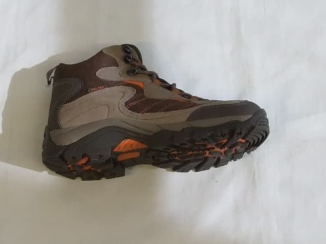 HIKING BOOT FOR WOMEN. COVERING THE ANKLE. WITH UPPERS OF LEATHER AND TEXTILE WHERE THE LEATHER PREDOMINATES. WITH OUTER SOLES OF THICK BROWN AND ORANGE PATTERNED RUBBER. WITH LACE UP FASTENING. SAMPLE SEEN IS LIGHT AND DARK BROWN WITH ORANGE INCLUDING THE STITCHING. WITH LOGO ON THE TONGUE. NOT CONSIGNED FROM MACAO. WITH INSOLE LENGTH GREATER THAN 24 CM.