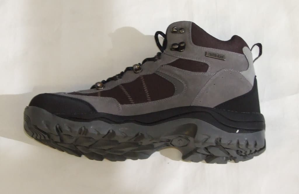 HIKING BOOT FOR WOMEN. COVERING THE ANKLE. WATERPROOF. WITH UPPERS OF LEATHER AND TEXTILE WHERE THE LEATHER PREDOMINATES. WITH OUTER SOLES OF THICK BLACK AND BLUE PATTERNED RUBBER. WITH LACE UP FASTENING. SAMPLE SEEN IS BROWN, BLACK AND GREY WITH LOGO ON THE TONGUE. NOT CONSIGNED FROM MACAO. WITH INSOLE LENGTH GREATER THAN 24 CM.