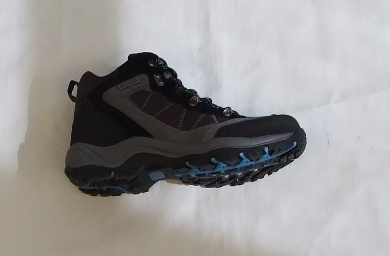 HIKING BOOT FOR MEN. COVERING THE ANKLE. WATERPROOF. WITH UPPERS OF LEATHER AND TEXTILE WHERE THE LEATHER PREDOMINATES. WITH OUTER SOLES OF THICK, HEAVY, GREY PATTERNED RUBBER. WITH LACE UP FASTENING. SAMPLE SEEN IS GREY AND BROWN WITH BLACK TOE AND HEEL ENFORCEMENTS. WITH LOGO ON THE TONGUE. NOT CONSIGNED FROM MACAO. WITH INSOLE LENGTH GREATER THAN 24 CM.
