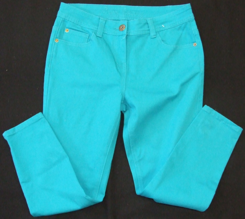 LADIES 3/4 LENGTH WOVEN DENIM JEANS. DESIGNED TO COVER THE LOWER PART OF THE BODY. ENVELOPING EACH LEG SEPARATELY. THE GARMENT IS MADE FROM 99% COTTON 1% ELASTANE. COLOUR: TEAL.