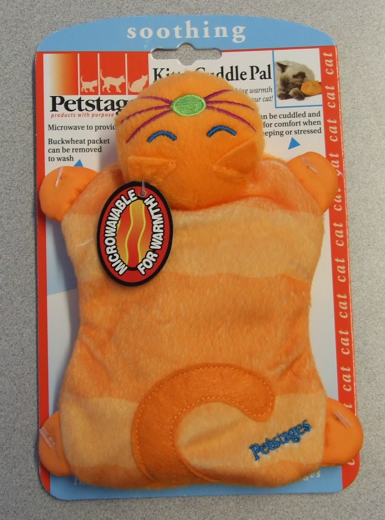 A TEXTILE TOY CONTAINS A REMOVEABLE BUCKWHEAT HEAT PACK. DESIGNED TO PROVIDE WARMTH TO PETS.