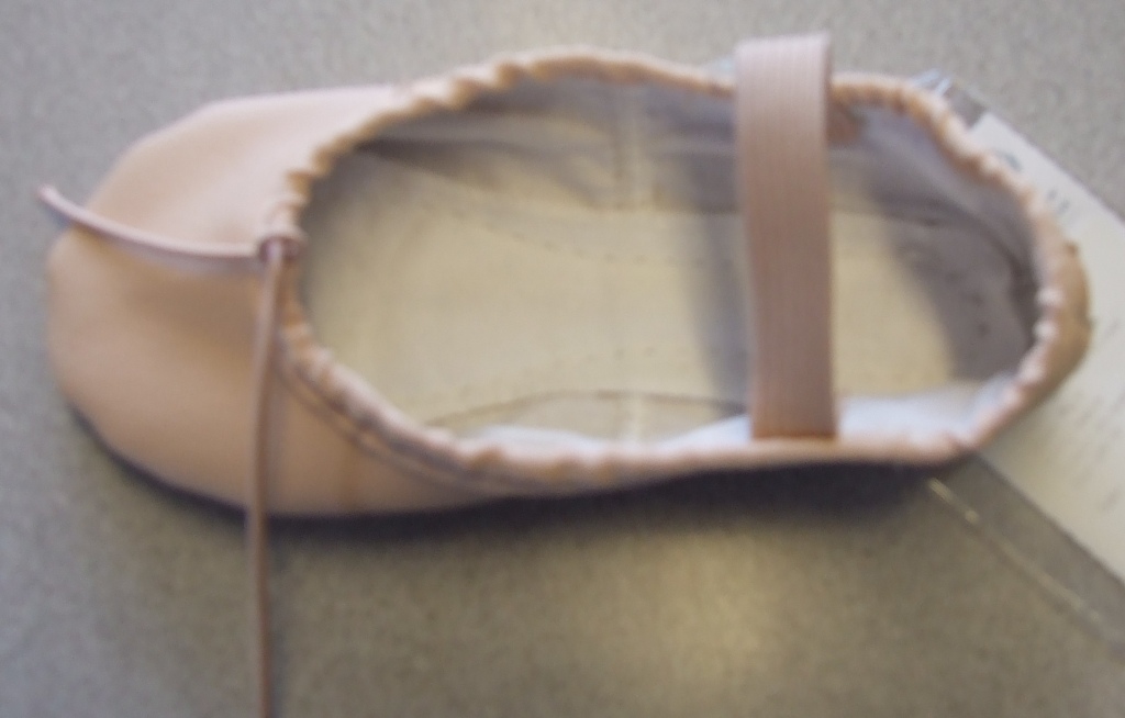 CHILDS BALLET SHOE WITH PU UPPER, TEXTILE LINING AND OUTER SOLE OF MOCK SUEDE (TEXTILE). INDENDED FOR INDOOR USE ONLY.