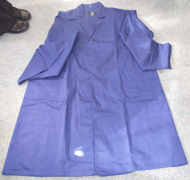 MENS WOVEN PROTECTIVE INDUSTRIAL LABORATORY/WAREHOUSE COAT. WITH LONG SLEEVES. WITH COLLAR. WITH LEFT OVER RIGHT PRESS STUD FASTENING. WITH 3 POCKETS. SIMPLE DESIGN AND CUT WITH DOUBLE STITCHED SEAMS. OF 65% POLYESTER AND 35% COTTON.