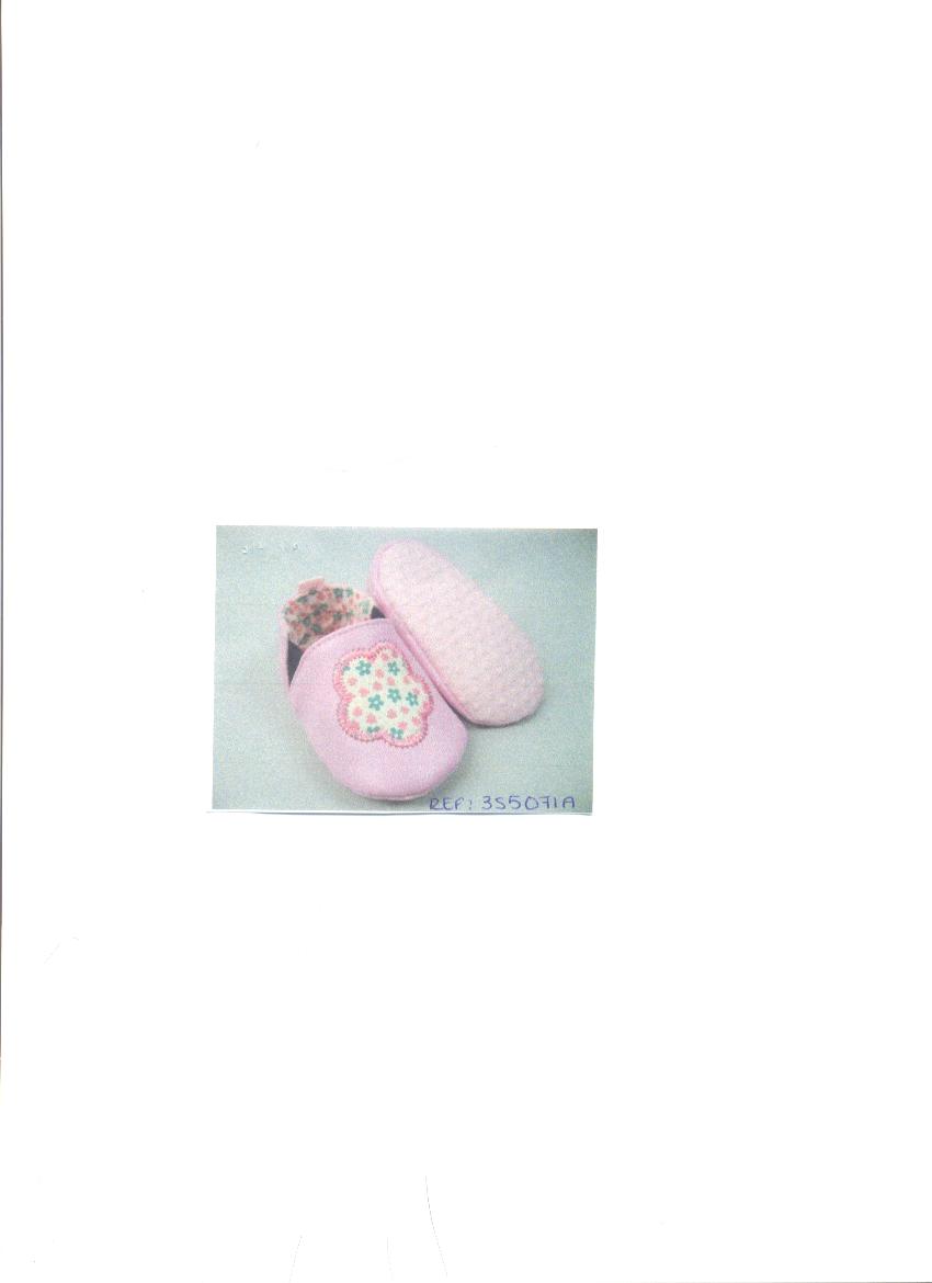 BABIES ELASTICATED SLIPPER. WITH UPPERS OF PLASTIC.WITH FLOWER MOTIFF STITCHED TO THE TOP OF THE VAMP.  WITH ELASTICATED SIDE INSERT.  WITH OUTER SOLE OF TEXTILE WITH PU DOTS.  TEXTILE PREDOMINATES.