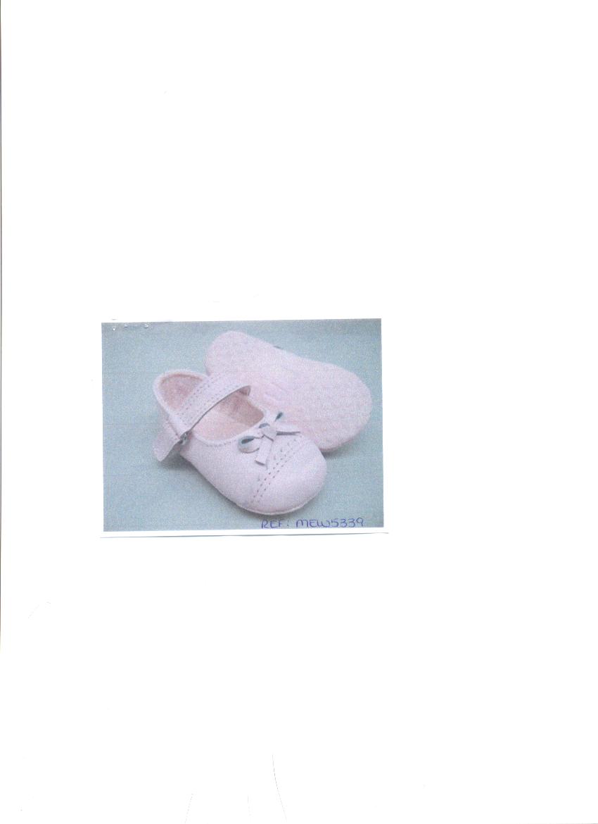 PRAM SHOE FOR BABY GIRLS. WITH PINK UPPERS OF LEATHER. WITH FASTENING STRAP ACROSS THE ANKLE WITH BUCKLE.  THE VAMP HAS A DECORATIVE BOW ON THE TOP AND A DECORATIVE REINFORCEMENT AT THE FRONT WITH DECORATIVE EDGING AND STITCHING. OUTER SOLE OF TEXTILE MATERIAL WITH RUBBER DOTS.  TEXTILE PREDOMINATES.