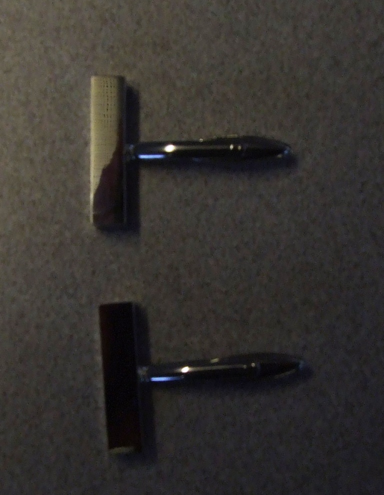 A PAIR OF MENS CUFF LINKS. OF METAL. WITH  SWIVEL BACK CLOSURE. SILVER IN COLOUR.