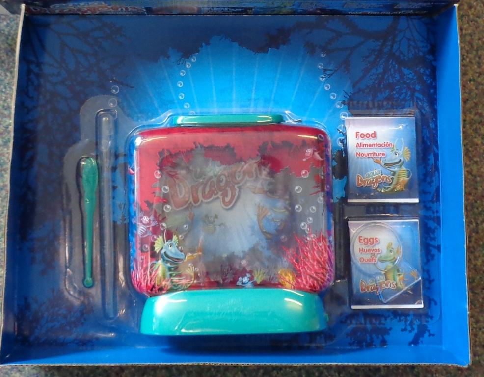 HATCH YOUR OWN LIVE AQUATIC CREATURES KIT. COMPRISING OF A 55 X 65MM PRINTED PLASTIC SACHET OF SHRIMP BRINE (ARTEMIA SALINA) EGGS, A 55 X 65MM PRINTED PLASTIC SACHET OF FOOD, A PLASTIC TANK WITH BATTERY OPERATED LED LIGHTS IN THE BASE AND DECORATED TO REPRESENT AN UNDERWATER WORLD,  A SMALL PLASTIC FEEDING SPOON, PIPETTE, MAGNIFER AND AN INSTRUCTION BOOK. PRESENTED IN A PRINTED CARDBOARD BOX.