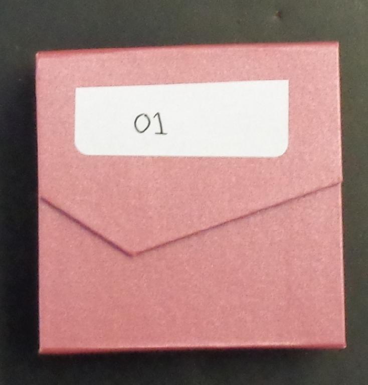 THIS IS A BOX USED TO GIVE AWAY JEWELLERY OR GIFTS FOR PRESENTATION PURPOSES. IT IS PINK IN COLOUR AND HAS A MAGNETIC FASTENER. IT IS MADE OF CARD.