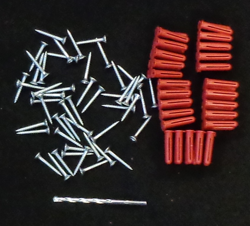 SOLID WALL FIXING KIT FOR BRICKWORK, MASONRY AND CONCRETE CONSISTING OF A METAL DRILL BIT, METAL SCREWS AND PLASTIC RAW PLUGS. PACKAGED FOR RETAIL SALE IN A PLASTIC BAG.