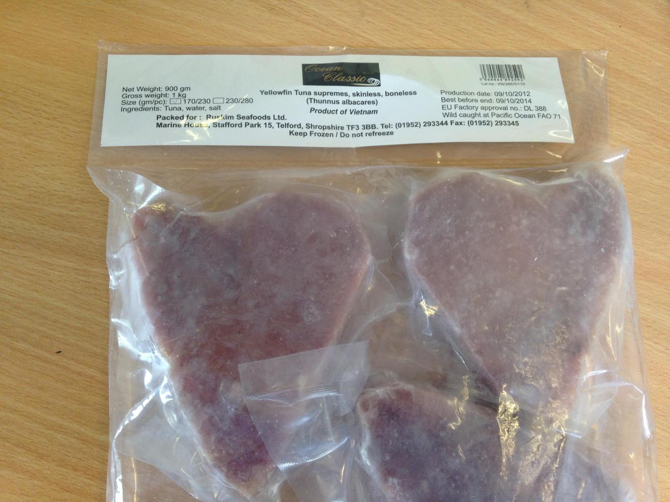 CUTS OF FROZEN YELLOWFIN TUNA (THUNNUS ALBACARES) FILLETS WITHOUT SKIN OR BONES. EACH CUT WEIGHS BETWEEN 170 AND 280 GRAMMES AND IS IN AN INDIVIDUAL PACK. THESE ARE ENCLOSED IN ANOTHER BAG, WITH EACH BAG CONTAINING FOUR OR FIVE PIECES WITH A TOTAL WEIGHT OF ABOUT ONE KILOGRAMME.
