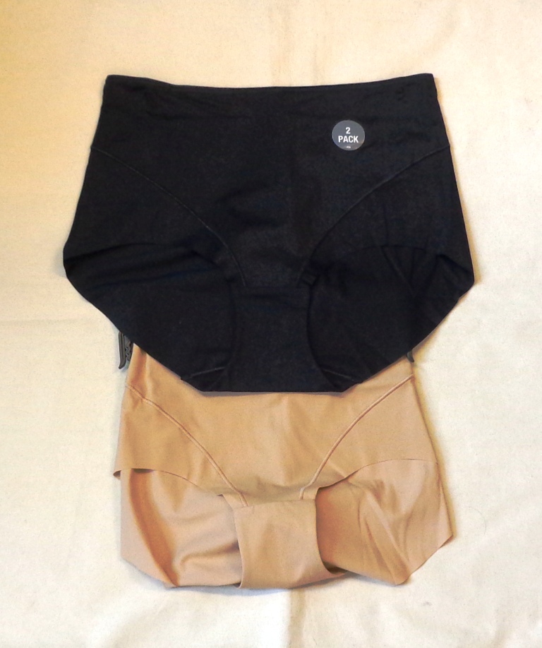 A KNITTED PANTY-GIRDLE FOR WOMEN. DESIGNED TO HUG THE WAIST AND THE HIPS. WITH SIDE PANELS OVER 8CM IN LENGTH. WITH VERTICAL ELASTICITY AND RESTRICTED HORIZONTAL ELASTICITY, TO SUPPORT AND CONTROL THE STOMACH AND HIPS. MADE FROM 76% POLYAMIDE AND 24% ELASTANE. BEIGE IN COLOUR. PRESENTED ON A PLASTIC HANGER AND PRINTED CARD (WITH A 2ND PAIR - BLACK IN COLOUR, WHICH IS NOT CONSIDERED TO BE A SET) FOR RETAIL SALE.