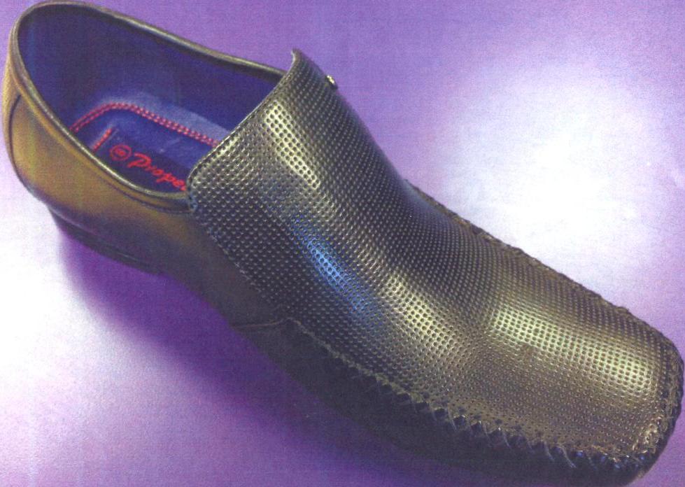 MENS FORMAL SLIP ON STYLE SHOE. NOT COVERING THE ANKLE. WITH UPPERS OF PU PLASTIC. WITH MAN MADE OUTER SOLE OF RUBBER/PLASTIC. PERFORATED DESIGN ON THE UPPER. INSOLE LENGTH MORE THAN 24CMS. BLACK IN COLOUR.