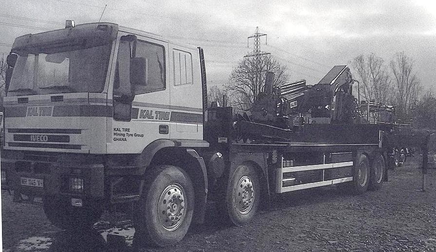 TYRE HANDLER TRUCK WITH A CRANE MOUNTED ON THE REAR OF THE TRUCK. IT HAS A FORWARD MOUNTED DRIVING CAB WHICH HAS CONTROL ELEMENTS FOR PROPELLING THE ENGINE WITH GEAR BOX AND CONTROLS FOR GEAR CHANGING AND BRAKING. NOT FOR THE TRANSPORT OF GOODS.