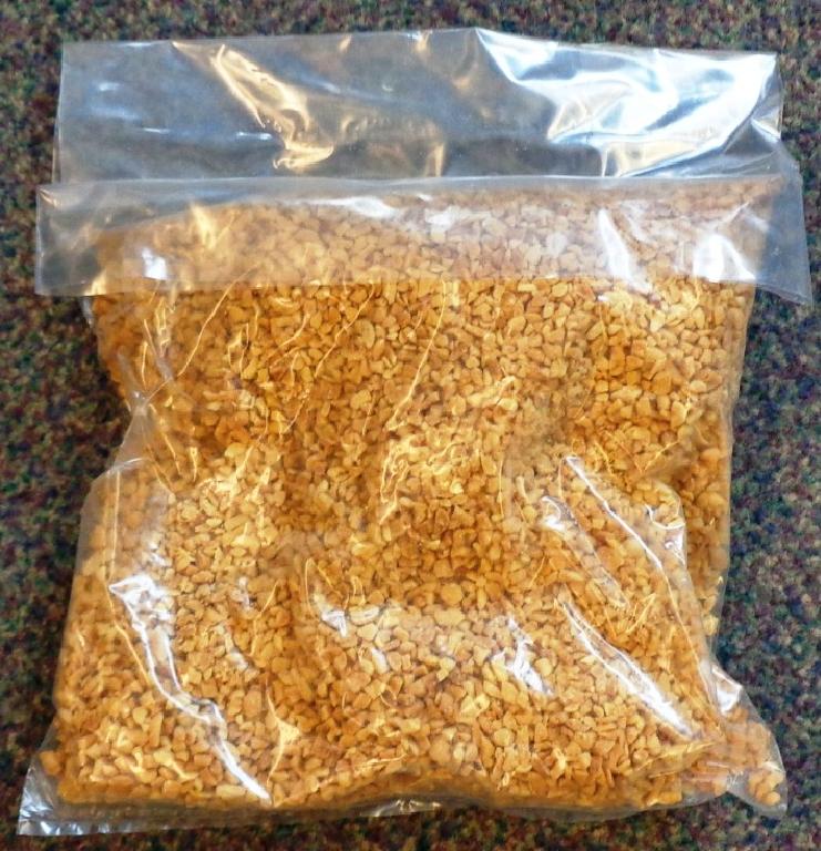 LIGHTLY ROASTED CHOPPED BLANCHED PEANUTS IT HAS PASSED THROUGH A CHOPPING MACHINE TO HELP REMOVAL OF SKINS. THESE GOODS ARE SHIPPED IN 25KG CARTONS. THIS PRODUCT IS USED FOR ONWARD PROCESS AS SLICED, PASTE, NIBBED OR BLENDED. THESE PRODUCTS ARE PURCHASED FROM ARGENTINA