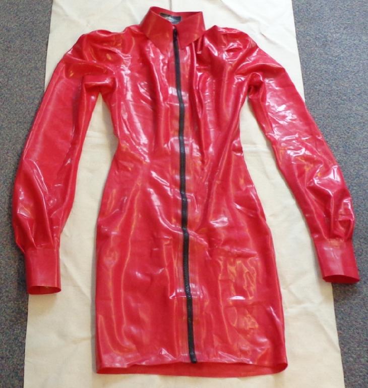 A DRESS FOR WOMEN. MADE OF NATURAL LATEX RUBBER. ROUND NECK WITH COLLAR. COMPLETE OPENING AT THE FRONT FASTENED BY ZIP. LONG SLEEVES WITH PRESS STUD FASTENING AT CUFF