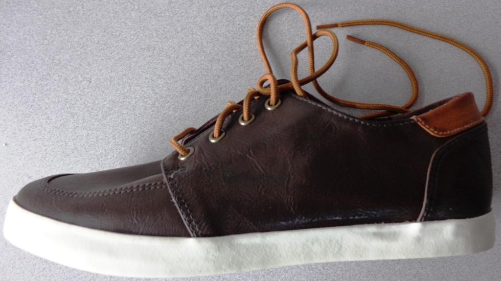 MENS CASUAL SHOE. NOT COVERING THE ANKLE. UPPERS OF PU PLASTIC. WITH RUBBER COMPOUND VOLLEY PATTERN OUTER SOLE. LACE UP SHOES. INSOLE LENGTH MORE THAN 24CMS. BROWN IN COLOUR.