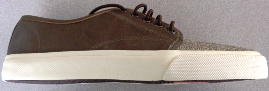 MENS CASUAL SHOE. NOT COVERING THE ANKLE. UPPERS OF PU PLASTIC WITH TEXTILE VAMP, WHERE THE PLASTIC PREDOMINATES. WITH RUBBER COMPOUND VOLLEY PATTERN OUTER SOLE. LACE UP SHOES. INSOLE LENGTH MORE THAN 24CMS. BROWN AND CREAM IN COLOUR.