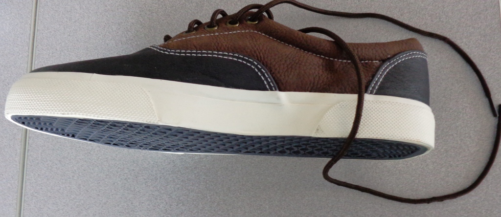 MENS CASUAL SHOE. NOT COVERING THE ANKLE. UPPERS OF PU PLASTIC. WITH RUBBER COMPOUND HONEYCOMB PATTERN OUTER SOLE. LACE UP SHOES. INSOLE LENGTH MORE THAN 24CMS. TWO TONE, BROWN IN COLOUR.