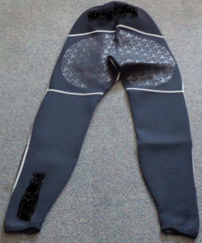 KNITTED WETSUIT TROUSERS FOR UNISEX.  ENVELOPING EACH LEG SEPARATELY, REACHING DOWN TO THE ANKLES. MADE OF DIFFERENT PANELS SEWN TOGETHER. OF CELLULAR NEOPRENE RUBBER COVERED ON BOTH SURFACES WITH A KNITTED NYLON TEXTILE.  . BOUND AT THE WAISTLINE LEG ENDS. WITH APPLIED NON SLIP  PATCHES ON THE BACK OF THE GARMENT. WITH PRINTED LOGO TO THE FRONT, BACK AND BACK OF THE LEG. PRESENTED IN A CLEAR PRINTED PLASTIC BAG.