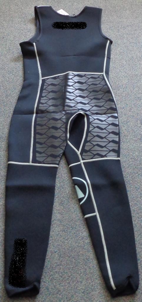 KNITTED ALL IN ONE WETSUIT FOR UNISEX.  ENVELOPING EACH LEG SEPARATELY, REACHING DOWN TO THE ANKLES. MADE OF DIFFERENT PANELS SEWN TOGETHER. OF CELLULAR NEOPRENE RUBBER COVERED ON BOTH SURFACES WITH A KNITTED NYLON TEXTILE.  ROUND NECK WITH OPENING ON LEFT SHOULDER FASTENED BY VELCRO. WITHOUT SLEEVES. BOUND AT NECKLINE, ARMHOLES AND AT LEG ENDS. WITH APPLIED NON SLIP  PATCHES ON THE BACK OF THE GARMENT. WITH PRINTED LOGO ON CHEST AND BACK OF LEG. PRESENTED IN A CLEAR PRINTED PLASTIC BAG.