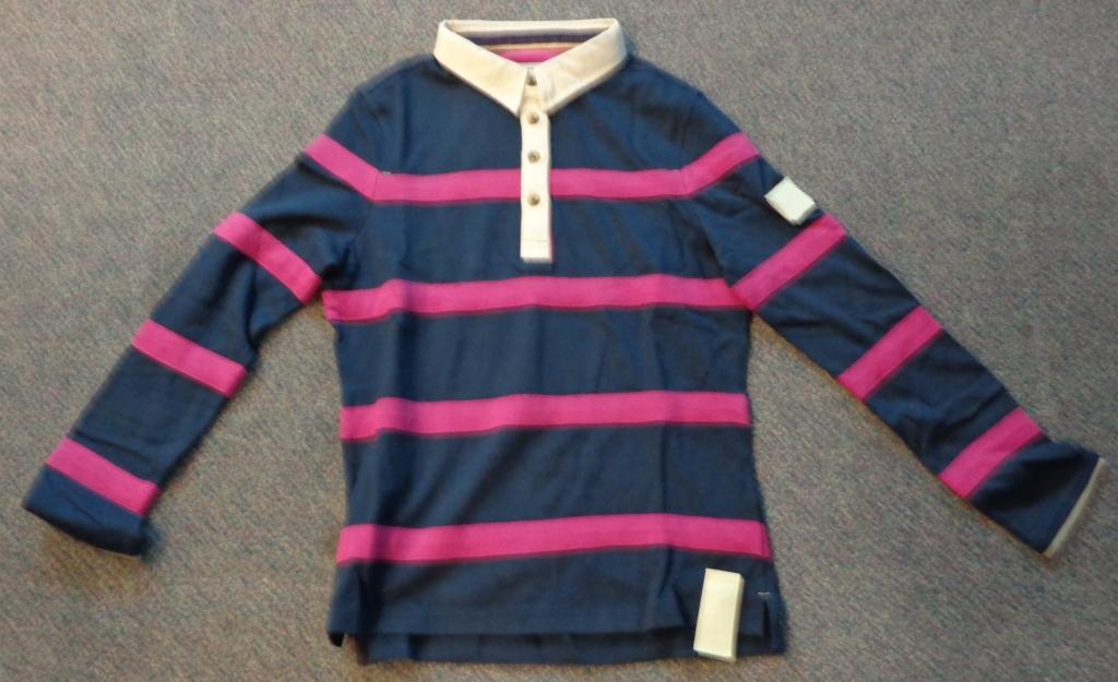 WOMEN'S KNITTED RUGBY SHIRT OF 100% COTTON. RIGHT OVER LEFT FASTENING WITH FOUR BUTTONS. HAS LONG SLEEVES AND A COLLAR. MAINLY DARK BLUE, WITH THIN HORIZONTAL DARK PINK BANDS. WHITE COLLAR AND A WHITE STRIP WHERE THE BUTTONS ARE. CONTAINED IN A TRANSPARENT PLASTIC BAG.